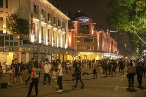 Hà Nội: Người dân háo hức kéo về phố đi bộ Hồ Gươm ngày đầu mở lại sau dịch COVID-19