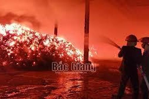 Bắc Giang: Gần 100 người tham gia chữa cháy cho xưởng chế biến gỗ
