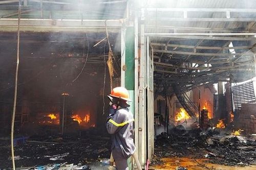 Lâm Đồng: Cháy lớn thiêu rụi 5 căn nhà, gây thiệt hại lớn về tài sản