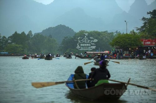 Hà Nội: Hơn 2 vạn người đến chùa Hương trong ngày đầu tiên mở cửa trở lại