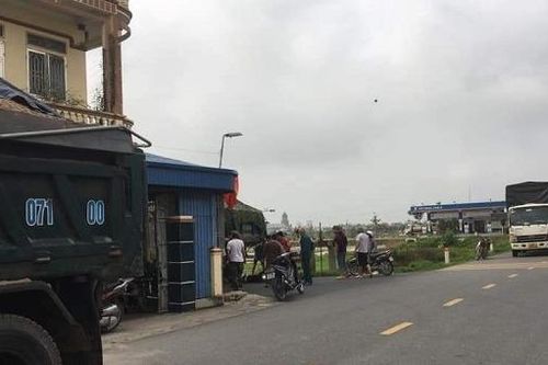 Tin giao thông đến sáng 13/3: Va chạm với xe tải, 2 nữ sinh, 1 nữ giáo viên tử vong