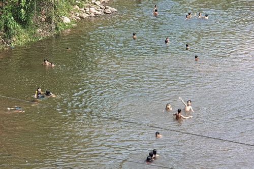 2 nữ sinh đuối nước thương tâm khi tắm sông Mã