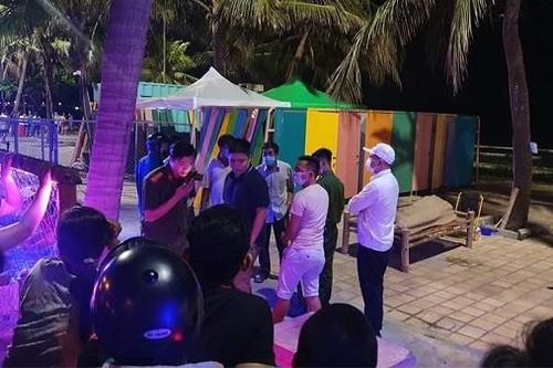 Bị sóng cuốn ra xa, bé trai 7 tuổi tử vong