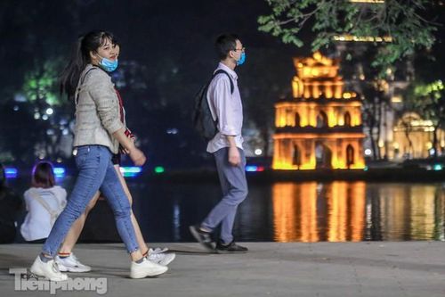 Phố đi bộ Hồ Gươm nhộn nhịp ngày mở lại
