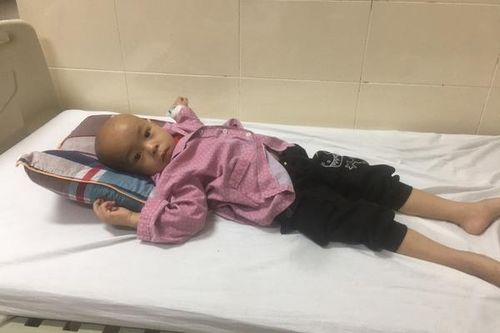 Lời kêu cứu đau đớn của cháu bé 3 tuổi mắc ung thư não