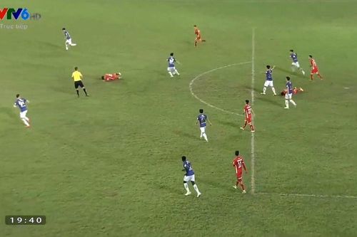 Hy hữu: Martin Lò bị trọng tài hạ knock-out trên sân