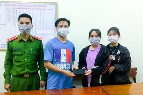 2 nữ sinh trường THPT Hương Sơn nhặt điện thoại nhờ Công an tìm trả người đánh rơi