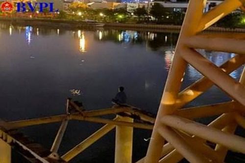 Giải cứu nam thanh niên có ý định tự tử trên trụ cầu Nguyễn Văn Trỗi