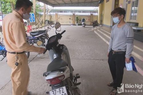 Triệu tập nam thanh niên bỏ trốn sau va chạm giao thông khiến cụ bà gãy chân