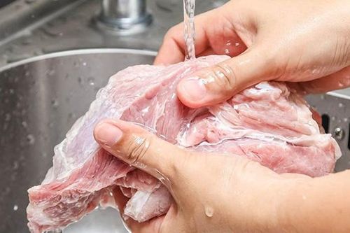 Người Việt nên bỏ ngay thói quen rửa thịt theo cách này vì sẽ làm tăng nguy cơ nhiễm khuẩn