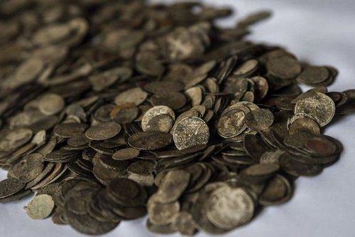 Người đàn ông 'đổi đời' sau khi nhặt được vật lạ bé bằng nắp chai