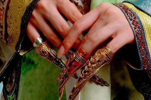 Giải mã bí ẩn Tử Cấm Thành: Ý nghĩa sâu xa đằng sau bộ móng giả của phi tần nhà Thanh