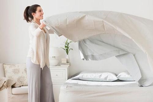 Gấp chăn ngay khi ngủ dậy bạn đang vô tình rước bệnh cho cả nhà mà không hay biết