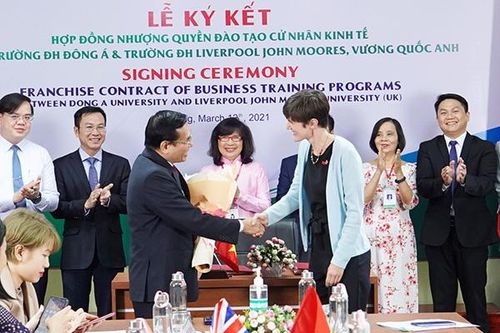 Đại học Liverpool John Moores nhượng quyền đào tạo cử nhân kinh tế cho ĐH Đông Á