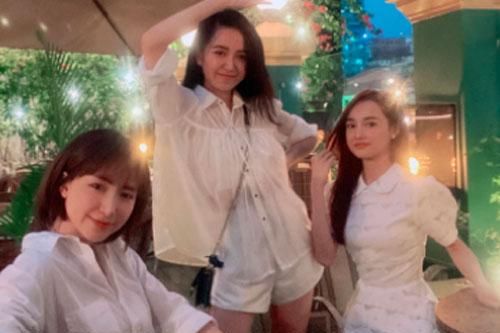 Đọ nhan sắc bên cạnh Hòa Minzy, cư dân mạng lại chỉ chú ý tới cánh tay gầy khẳng khiu của Nhã Phương