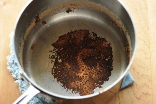 Tuyệt chiêu cọ sạch xoong và nồi cháy đen cực đơn giản