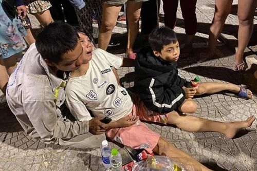 Bé trai 7 tuổi đuối nước khi đi tắm biển cùng anh trai, mẹ đang mang thai khóc ngất khi nhận thi thể con