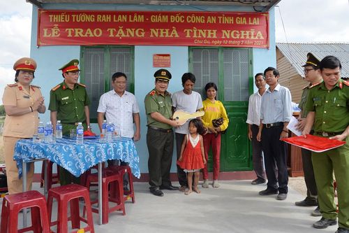 Giám đốc Công an tỉnh Gia Lai hỗ trợ 140 triệu đồng xây 2 căn nhà tình nghĩa cho gia đình khó khăn