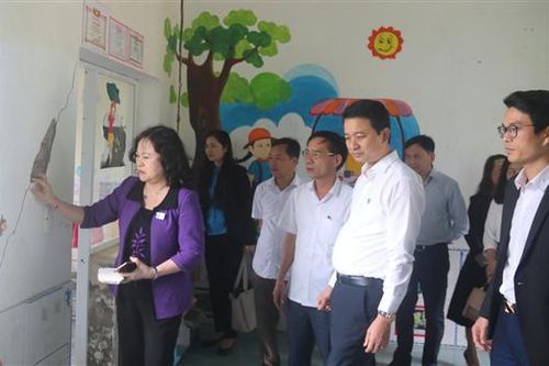 Thứ trưởng Bộ Giáo dục và Đào tạo Ngô Thị Minh thăm, khảo sát điều kiện cơ sở vật chất tại huyện Hướng Hóa