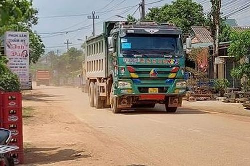 Xe tải chở đất, đá thi công cao tốc gây mất an toàn giao thông