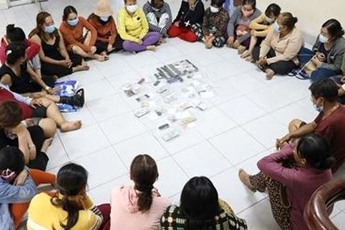 Phá sòng bạc 'quý bà', thu giữ gần 300 triệu đồng