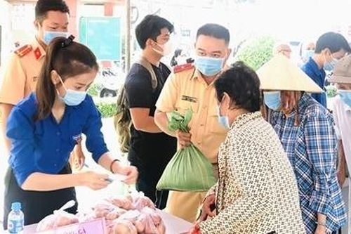 Tặng 1200 phần nhu yếu phẩm cho công nhân, người lao động nghèo