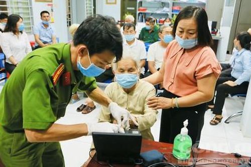 Công an TP.Thủ Đức làm việc xuyên đêm cấp CCCD gắn chíp điện tử cho người dân