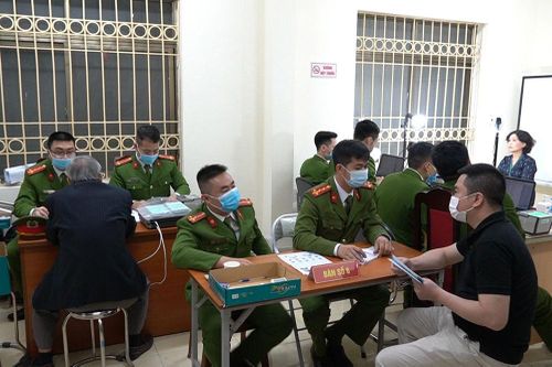 Người dân ngồi chờ đến nửa đêm để làm thẻ căn cước gắn chip