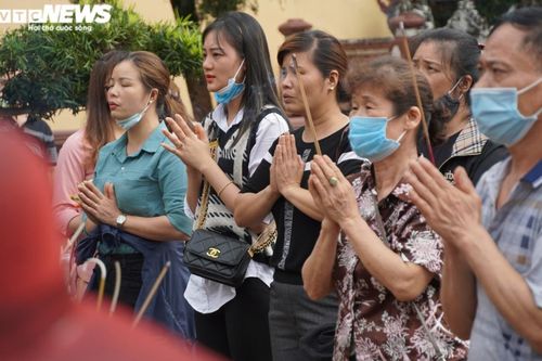 Nhiều du khách không đeo khẩu trang vô tư trẩy hội chùa Hương