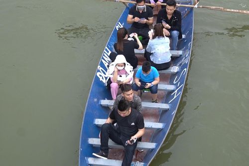 Chùa Hương vắng khách trong ngày mở cửa, nhiều người không đeo khẩu trang