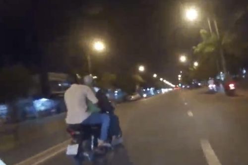 Cảnh sát TP.HCM truy đuổi hơn 3km, nổ súng bắt hai tên cướp xe máy