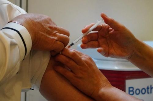 Một người Hong Kong liệt mặt sau khi tiêm vaccine của Trung Quốc
