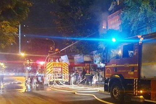 Hà Nội: Cứu hộ 5 người mắc kẹt trong đám cháy tại phố Yên Thế