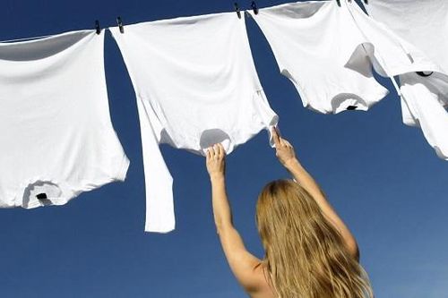 Mẹo giặt và phơi quần áo nhanh khô khi trời mưa ẩm