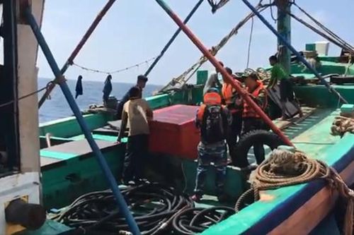 Nổ súng truy bắt tàu cá vận chuyển 3.000 lít dầu không rõ nguồn gốc