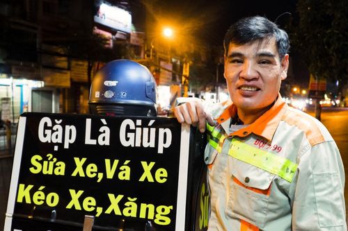 Xuyên đêm vá xe, đổ xăng miễn phí