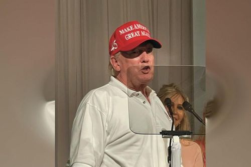 Ông Trump bất ngờ xuất hiện ở sự kiện về giải cứu chó từ Trung Quốc