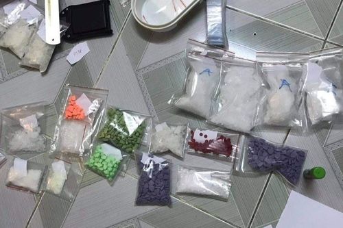 Nam thanh niên tàng trữ 3 kg ma túy đá và hàng trăm viên thuốc lắc