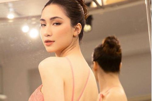 Hòa Minzy không áp lực khi hát cùng Văn Mai Hương
