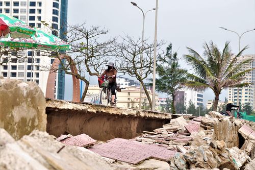 Kè biển Cửa Lò ngổn ngang trước mùa du lịch