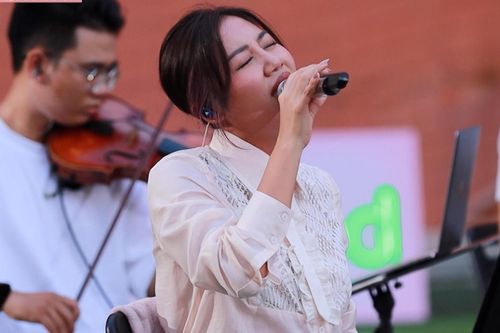 Văn Mai Hương hát tiếng Trung nhạc phim 'Tân dòng sông ly biệt'