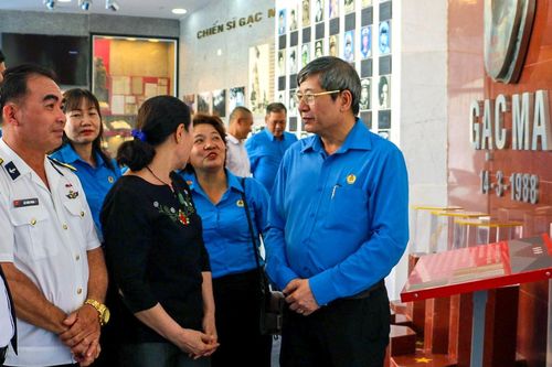 Dâng hương tưởng niệm chiến sĩ hy sinh ở Gạc Ma