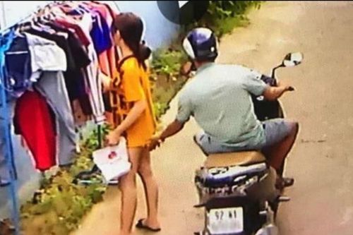 Thanh niên đi xe biển số giả sàm sỡ giáo viên, nữ sinh