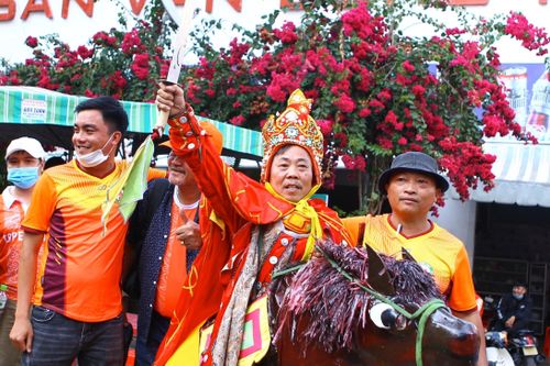 CĐV Bình Định hóa thân thành vua Quang Trung tại sân Pleiku