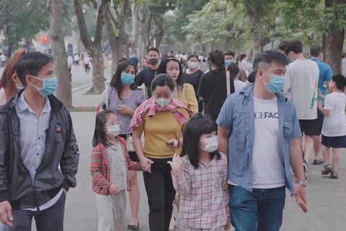 Phố đi bộ Hồ Gươm nhộn nhịp trở lại