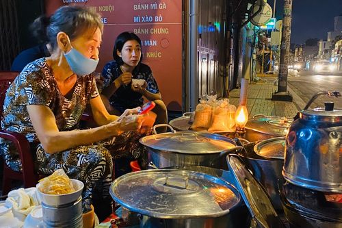 Quán chè Đèn Dầu hơn 45 tuổi ở TP.HCM