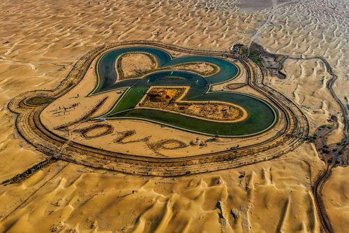 Hồ hình trái tim trên sa mạc ở Dubai