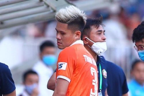 Trung vệ tuyển Việt Nam bỏ vào đường hầm khi bị thay sớm