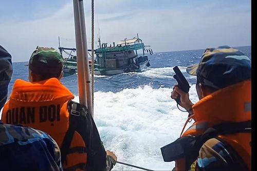 Bộ đội nổ súng vì nghi tàu vận chuyển dầu lậu