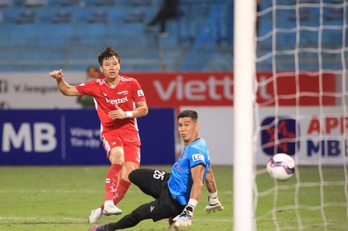 Ba đội chủ nhà đều có quà muộn
